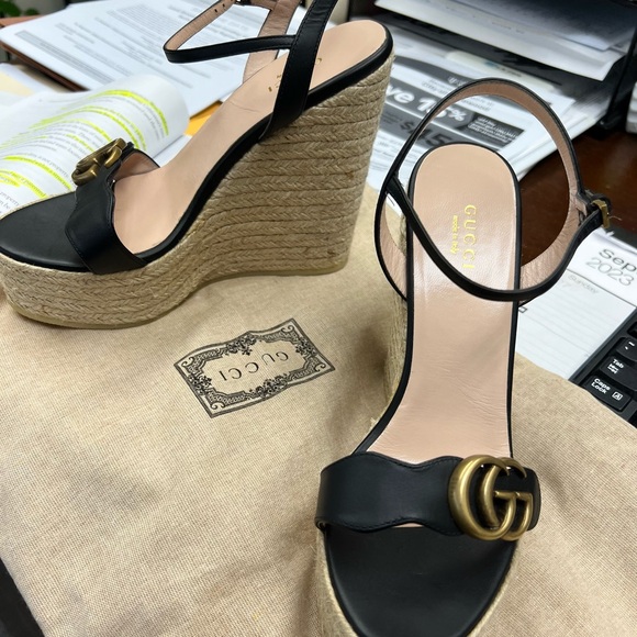 Gucci wedge sandal-blk leather, size 7.5, brand new only wore once - Picture 1 of 4